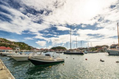 Gustavia 'nın panoramik manzarası, Karayiplerdeki Saint Barthelemy (St. Barts) limanı