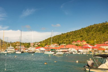 Gustavia 'nın panoramik manzarası, Karayiplerdeki Saint Barthelemy (St. Barts) limanı