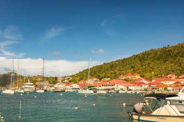 Gustavia 'nın panoramik manzarası, Karayiplerdeki Saint Barthelemy (St. Barts) limanı