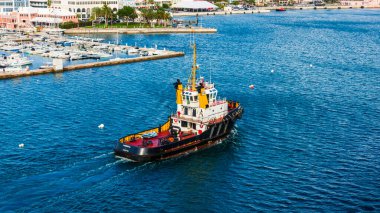 Hamilton Limanı 'ndaki römorkör yolcu gemisinin yanaşmasına yardım ediyor.