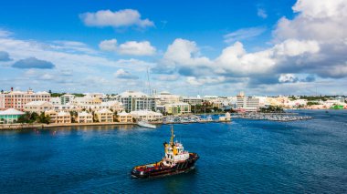 Hamilton Limanı 'ndaki römorkör yolcu gemisinin yanaşmasına yardım ediyor.