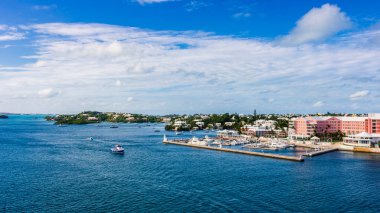 Hamilton Limanı 'ndaki römorkör yolcu gemisinin yanaşmasına yardım ediyor.