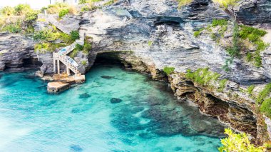 Hamilton, Bermuda 'daki Cennet Seyahat Plajı. Tropik sahil manzarası