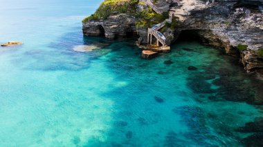 Hamilton, Bermuda 'daki Cennet Seyahat Plajı. Tropik sahil manzarası