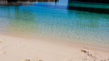 Hamilton, Bermuda 'daki Cennet Seyahat Plajı. Tropik sahil manzarası