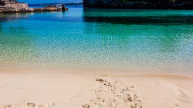 Hamilton, Bermuda 'daki Cennet Seyahat Plajı. Tropik sahil manzarası