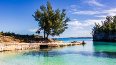 Hamilton, Bermuda 'daki Cennet Seyahat Plajı. Tropik sahil manzarası