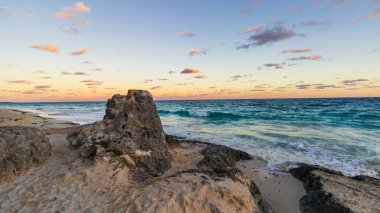 Hamilton, Bermuda 'daki Cennet Seyahat Plajı. Tropik sahil manzarası