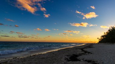 Hamilton, Bermuda 'daki Cennet Seyahat Plajı. Tropik sahil manzarası