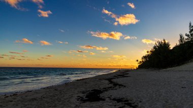 Hamilton, Bermuda 'daki Cennet Seyahat Plajı. Tropik sahil manzarası