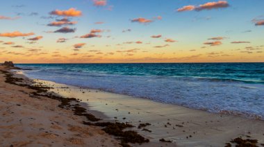 Hamilton, Bermuda 'daki Cennet Seyahat Plajı. Tropik sahil manzarası