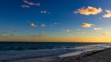 Hamilton, Bermuda 'daki Cennet Seyahat Plajı. Tropik sahil manzarası