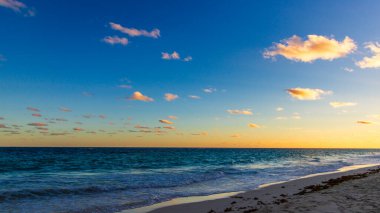 Hamilton, Bermuda 'daki Cennet Seyahat Plajı. Tropik sahil manzarası