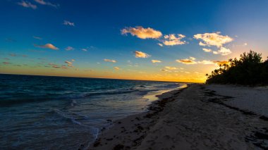Hamilton, Bermuda 'daki Cennet Seyahat Plajı. Tropik sahil manzarası