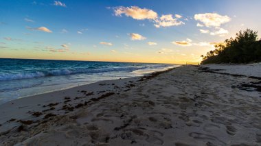 Hamilton, Bermuda 'daki Cennet Seyahat Plajı. Tropik sahil manzarası