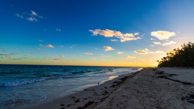 Hamilton, Bermuda 'daki Cennet Seyahat Plajı. Tropik sahil manzarası
