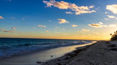 Hamilton, Bermuda 'daki Cennet Seyahat Plajı. Tropik sahil manzarası