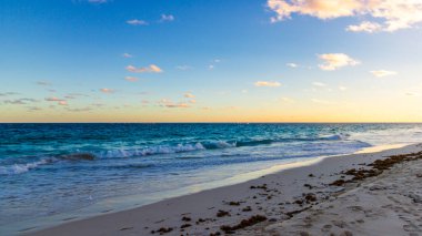 Hamilton, Bermuda 'daki Cennet Seyahat Plajı. Tropik sahil manzarası