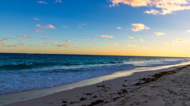 Hamilton, Bermuda 'daki Cennet Seyahat Plajı. Tropik sahil manzarası
