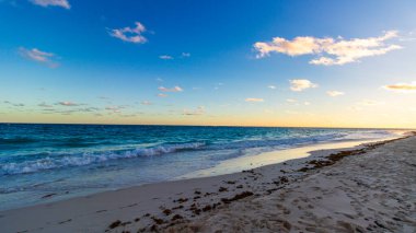 Hamilton, Bermuda 'daki Cennet Seyahat Plajı. Tropik sahil manzarası