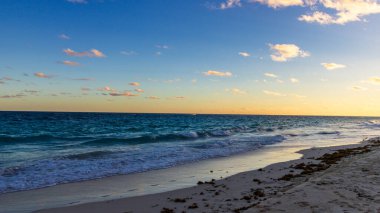 Hamilton, Bermuda 'daki Cennet Seyahat Plajı. Tropik sahil manzarası