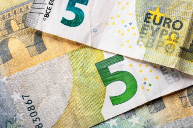 5 Avro banknotları. Tasarruf, gelir veya yatırımı temsil eden Avro para arkaplanı