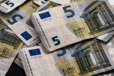 5 Avro banknotları. Tasarruf, gelir veya yatırımı temsil eden Avro para arkaplanı