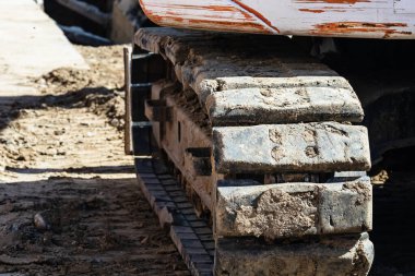 İnşaat alanında çalışan endüstriyel kazıcıların ayrıntıları
