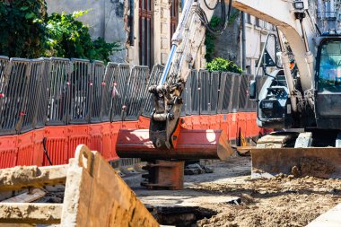 İnşaat alanında çalışan endüstriyel kazıcıların ayrıntıları