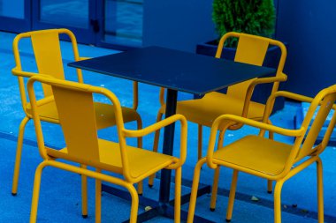 Restoran terasında boş bir masa. Dış masa ve sandalyeler.