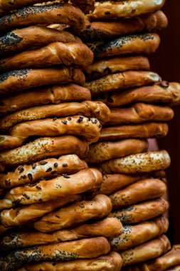 Bir sokak satıcısının vitrinine taze pişmiş hamur işleri konmuş.