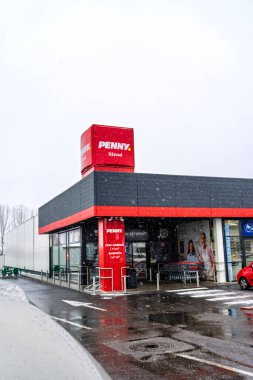 Logolu Penny süpermarketi. Penny bir Alman küresel indirimli süpermarket zinciri.