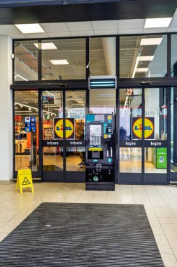Logolu LIDL süpermarketi. Lidl, Almanya 'nın küresel indirimli süpermarket zinciri.