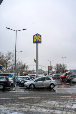 Logolu LIDL süpermarketi. Lidl, Almanya 'nın küresel indirimli süpermarket zinciri.