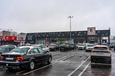 Logolu Kaufland süpermarketi. Kaufland bir Alman küresel indirimli süpermarket zinciri.