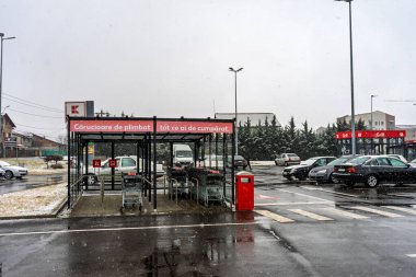 Logolu Kaufland süpermarketi. Kaufland bir Alman küresel indirimli süpermarket zinciri.