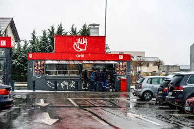 Logolu Kaufland süpermarketi. Kaufland bir Alman küresel indirimli süpermarket zinciri.