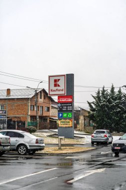 Logolu Kaufland süpermarketi. Kaufland bir Alman küresel indirimli süpermarket zinciri.