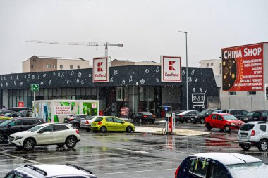 Logolu Kaufland süpermarketi. Kaufland bir Alman küresel indirimli süpermarket zinciri.