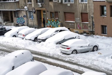 Kar yağdıktan sonra arabalara kar yağar. Kış manzarası ve karla kaplı arabalar