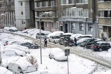 Kar yağdıktan sonra arabalara kar yağar. Kış manzarası ve karla kaplı arabalar