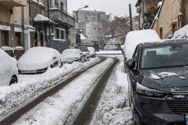 Kar yağdıktan sonra arabalara kar yağar. Kış manzarası ve karla kaplı arabalar
