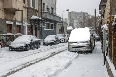 Kar yağdıktan sonra arabalara kar yağar. Kış manzarası ve karla kaplı arabalar