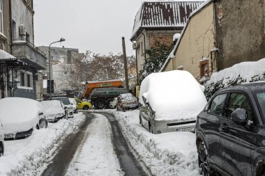 Kar yağdıktan sonra arabalara kar yağar. Kış manzarası ve karla kaplı arabalar