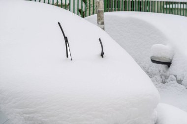 Kar yağdıktan sonra arabalara kar yağar. Kış manzarası ve karla kaplı arabalar