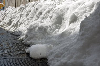 Yoğun bir kar yağışından sonra şehir karla kaplandı. Kış boyunca şehir manzarası