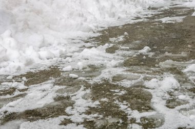 Yoğun bir kar yağışından sonra şehir karla kaplandı. Kış boyunca şehir manzarası