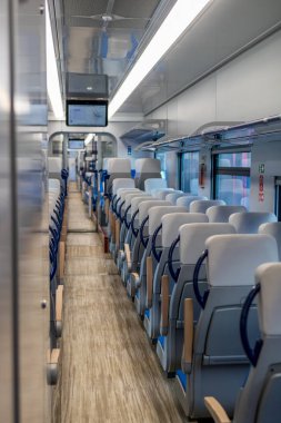 Bükreş Kuzey Tren İstasyonu 'ndaki Alstom treninin içi (Gara de Nord Bucuresti))