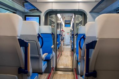 Bükreş Kuzey Tren İstasyonu 'ndaki Alstom treninin içi (Gara de Nord Bucuresti))