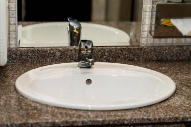 Otel banyosunda lavabo ve havlu.